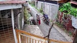 Tangkapan layar rekaman CCTV yang viral di media sosial memperlihatkan detik-detik pelaku saat merampas telepon seluler milik seorang anak di kawasan Gang Kamboja Baru, Pontianak Selatan.