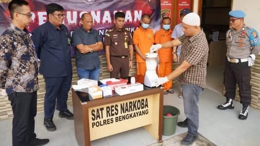 Proses pemusnahan barang bukti narkotika jenis sabu menggunakan blender oleh jajaran Satresnarkoba Polres Bengkayang.