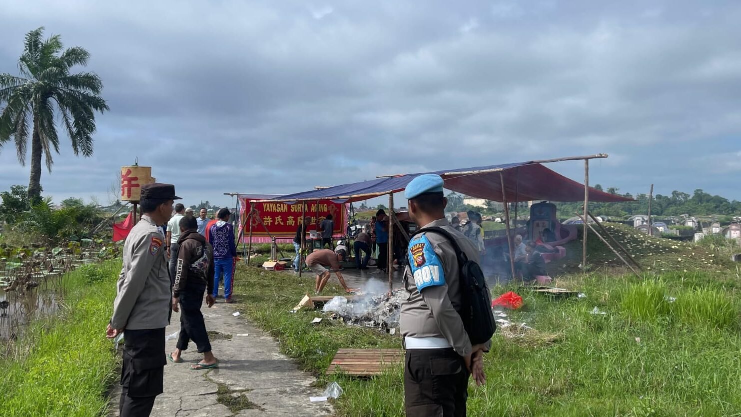 "Polres Kubu Raya pastikan keamanan ritual Cheng Beng 2026 di Yayasan Bhakti Suci Sungai Raya. Pengaturan lalu lintas dan pengamanan area makam berjalan khidmat."
