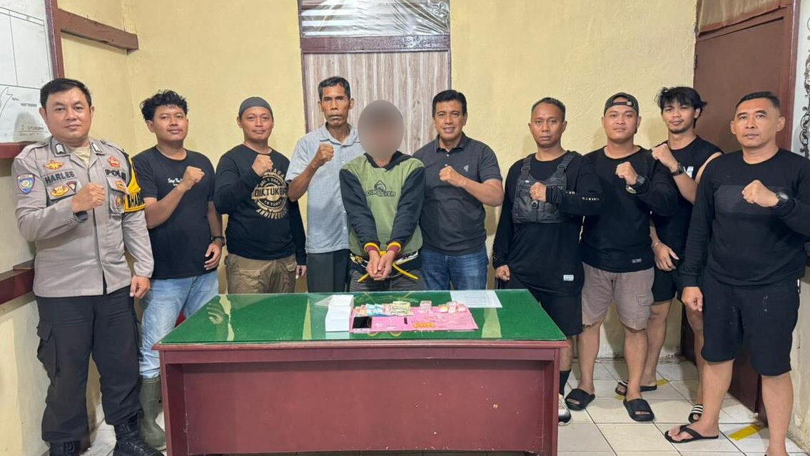 Personel Polsek Meliau mengamankan tersangka, barang bukti sabu dan uang tunai hasil penjualan narkotika dari tangan tersangka di Dusun Enggadai.
