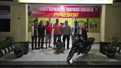 Aparat kepolisian dari Polsek Sintang Kota saat mengamankan pelaku tindak pidana pencurian kendaraan bermotor beserta barang bukti sepeda motor hasil curian.