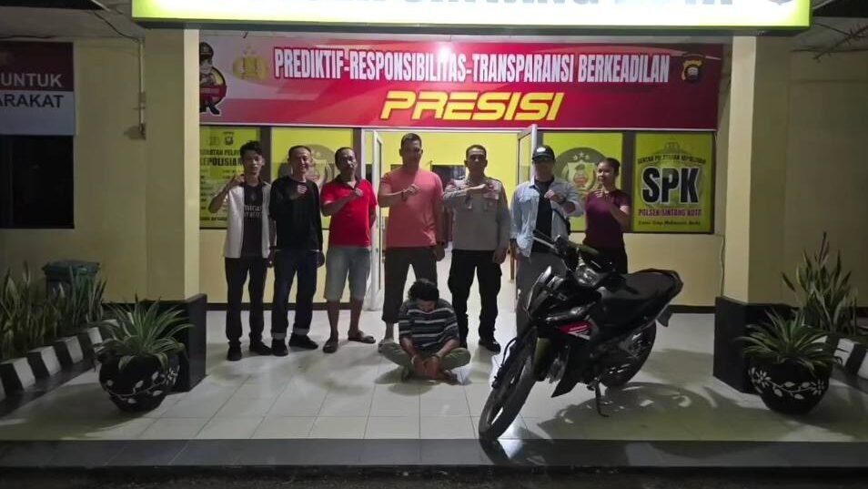 Aparat kepolisian dari Polsek Sintang Kota saat mengamankan pelaku tindak pidana pencurian kendaraan bermotor beserta barang bukti sepeda motor hasil curian.