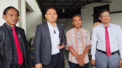 "Sidang perdana praperadilan tersangka kasus dana hibah Bawaslu Pontianak digelar. Kuasa hukum menuding Kejari lakukan penyalahgunaan wewenang karena ketiadaan audit BPK. Sidang perdana praperadilan tersangka kasus dana hibah Bawaslu Pontianak digelar. Kuasa hukum menuding Kejari lakukan penyalahgunaan wewenang karena ketiadaan audit BPK."