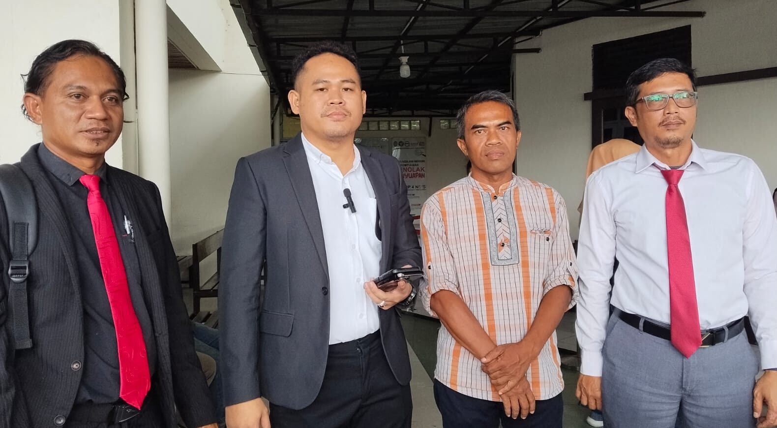 "Sidang perdana praperadilan tersangka kasus dana hibah Bawaslu Pontianak digelar. Kuasa hukum menuding Kejari lakukan penyalahgunaan wewenang karena ketiadaan audit BPK. Sidang perdana praperadilan tersangka kasus dana hibah Bawaslu Pontianak digelar. Kuasa hukum menuding Kejari lakukan penyalahgunaan wewenang karena ketiadaan audit BPK."