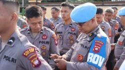 Tim pengawas saat melakukan pemeriksaan langsung terhadap telepon seluler milik personel Polres Melawi guna memastikan tidak adanya aplikasi judi online.