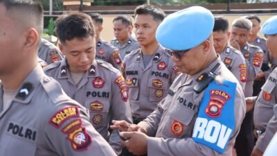 Tim pengawas saat melakukan pemeriksaan langsung terhadap telepon seluler milik personel Polres Melawi guna memastikan tidak adanya aplikasi judi online.