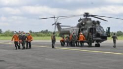 Proses evakuasi korban helikopter PK-CFX di Sekadau melibatkan Helikopter Super Puma dan Tim SAR gabungan. Jenazah tiba di Lanud Supadio pada Jumat.