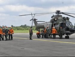 Proses Evakuasi Korban Jatuhnya Helikopter PK-CFX di Sekadau