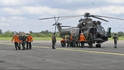 Proses evakuasi korban helikopter PK-CFX di Sekadau melibatkan Helikopter Super Puma dan Tim SAR gabungan. Jenazah tiba di Lanud Supadio pada Jumat.