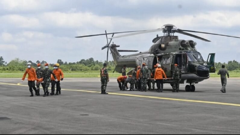 Proses evakuasi korban helikopter PK-CFX di Sekadau melibatkan Helikopter Super Puma dan Tim SAR gabungan. Jenazah tiba di Lanud Supadio pada Jumat.