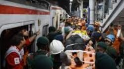 Petugas Basarnas berupaya melakukan evakuasi dengan memotong material gerbong yang ringsek akibat tabrakan kereta di Stasiun Bekasi Timur.