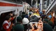 Petugas Basarnas berupaya melakukan evakuasi dengan memotong material gerbong yang ringsek akibat tabrakan kereta di Stasiun Bekasi Timur.