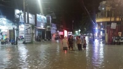 Hujan lebat memicu luapan Sungai Ngareng dan menyebabkan banjir di Cepu, Kabupaten Blora
