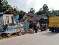 Kerahkan Ekskavator, Aparat dan Warga Gotong Royong Bersihkan Puing Rumah Amblas di Sekadau