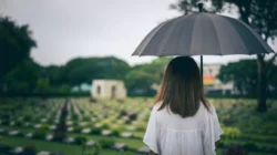 "Mengapa ada orang yang tidak bisa menangis saat orang tersayang meninggal? Simak penjelasan psikologis mengenai mati rasa emosional dan duka yang tertunda."