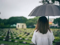 Lebih Menyesakkan, Ini Alasan Psikologis Kenapa Seseorang Tidak Bisa Menangis Saat Berduka