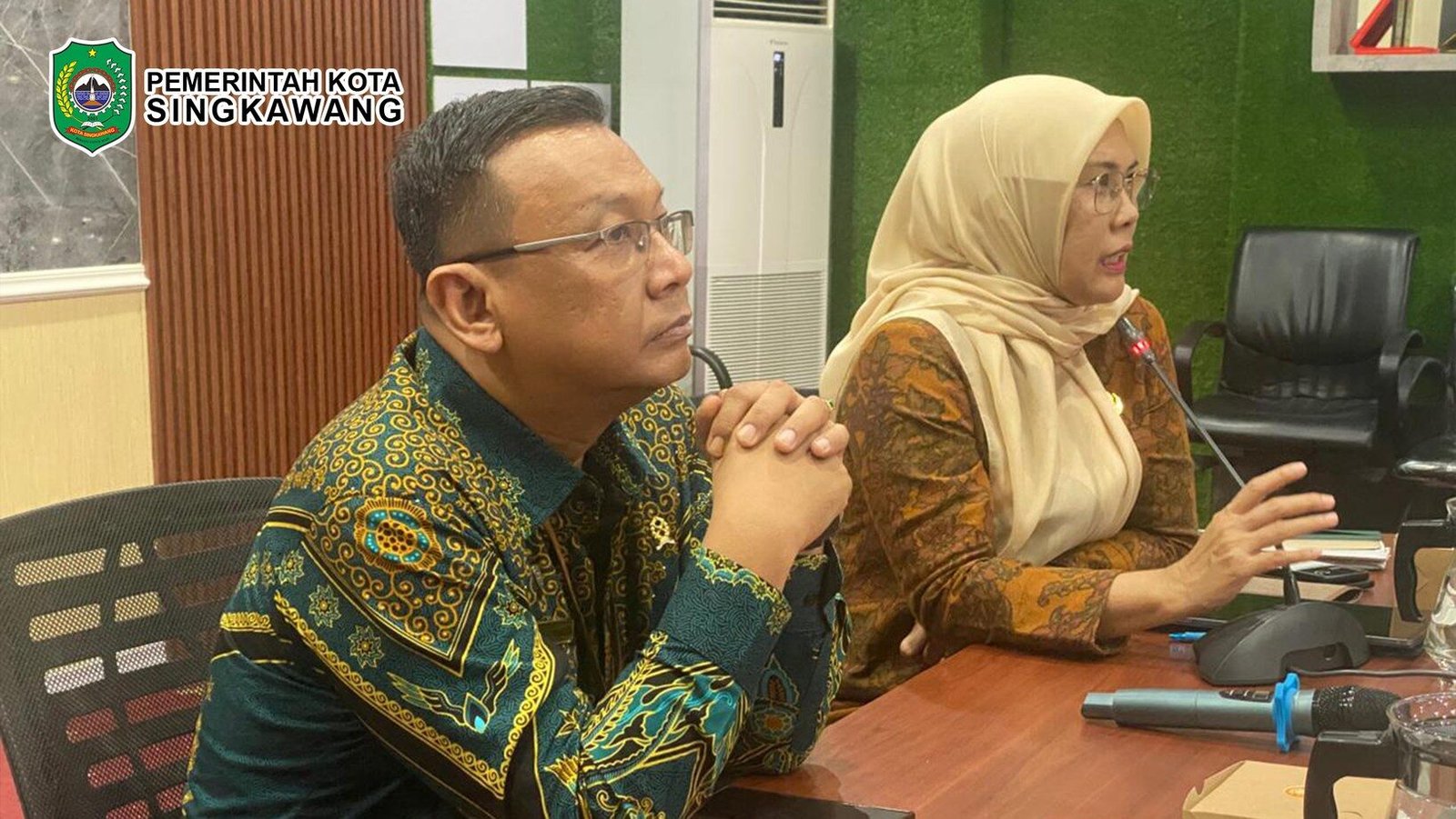 Sekretaris Daerah Kota Singkawang Dwi Yanti memimpin rapat koordinasi rencana pembangunan cagar budaya bersama utusan Mahkamah Agung RI. (Dok. HO/Faktakalbar.id)