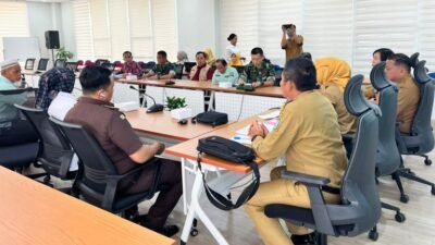 Suasana rapat koordinasi lintas sektoral guna membahas komitmen bersama terkait langkah strategis penanganan anak tidak sekolah di Provinsi Kalimantan Barat.