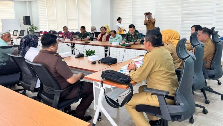 Suasana rapat koordinasi lintas sektoral guna membahas komitmen bersama terkait langkah strategis penanganan anak tidak sekolah di Provinsi Kalimantan Barat.