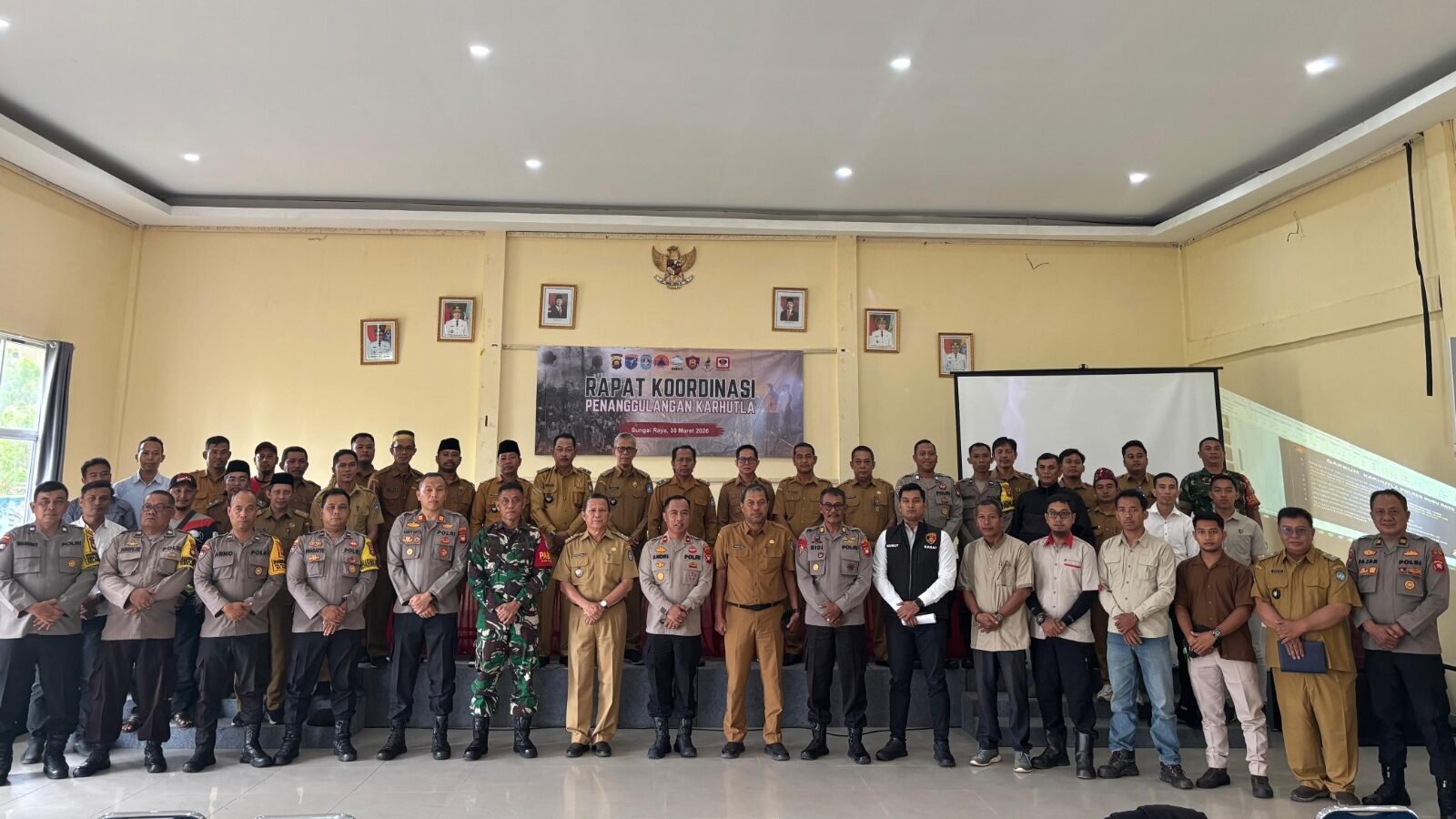 Jajaran kepolisian bersama aparatur pemerintah daerah saat menggelar Rapat Koordinasi Penanggulangan Karhutla di Kantor Kecamatan Sungai Raya, Kamis (2/4/2026).