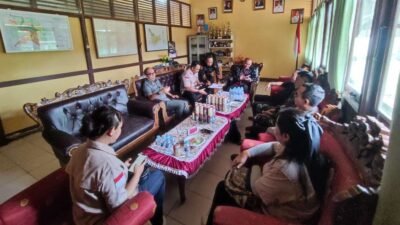 Suasana pertemuan kunjungan kerja Komisi I DPRD Kabupaten Sanggau di Aula Kantor Camat Sekayam untuk membahas tindak lanjut mediasi warga dengan pihak perusahaan.