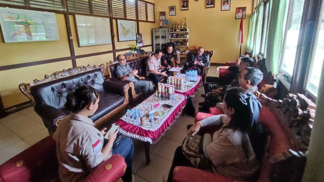 Suasana pertemuan kunjungan kerja Komisi I DPRD Kabupaten Sanggau di Aula Kantor Camat Sekayam untuk membahas tindak lanjut mediasi warga dengan pihak perusahaan.