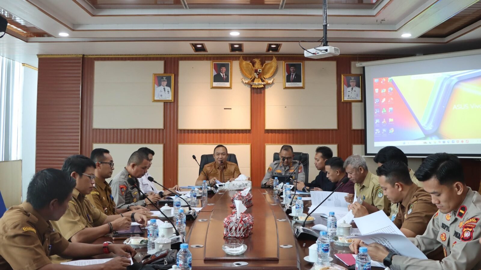 Jajaran Polres dan Pemkab Ketapang menggelar rapat koordinasi terkait penanganan kasus pembakaran dan penembakan warga di Kecamatan Air Upas, Selasa (7/4/2026).