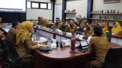 Wali Kota Singkawang, Tjhai Chui Mie, saat memimpin rapat strategis terkait percepatan penerapan transaksi digital pemerintah daerah di Ruang Rapat Wali Kota.