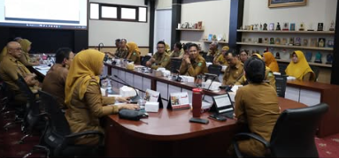Wali Kota Singkawang, Tjhai Chui Mie, saat memimpin rapat strategis terkait percepatan penerapan transaksi digital pemerintah daerah di Ruang Rapat Wali Kota.