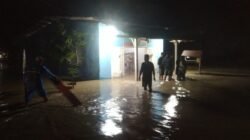 Kondisi jalan dan permukiman warga di Kabupaten Malaka, Nusa Tenggara Timur yang terendam banjir pada Sabtu (25/4). Sebanyak 647 unit rumah terendam.