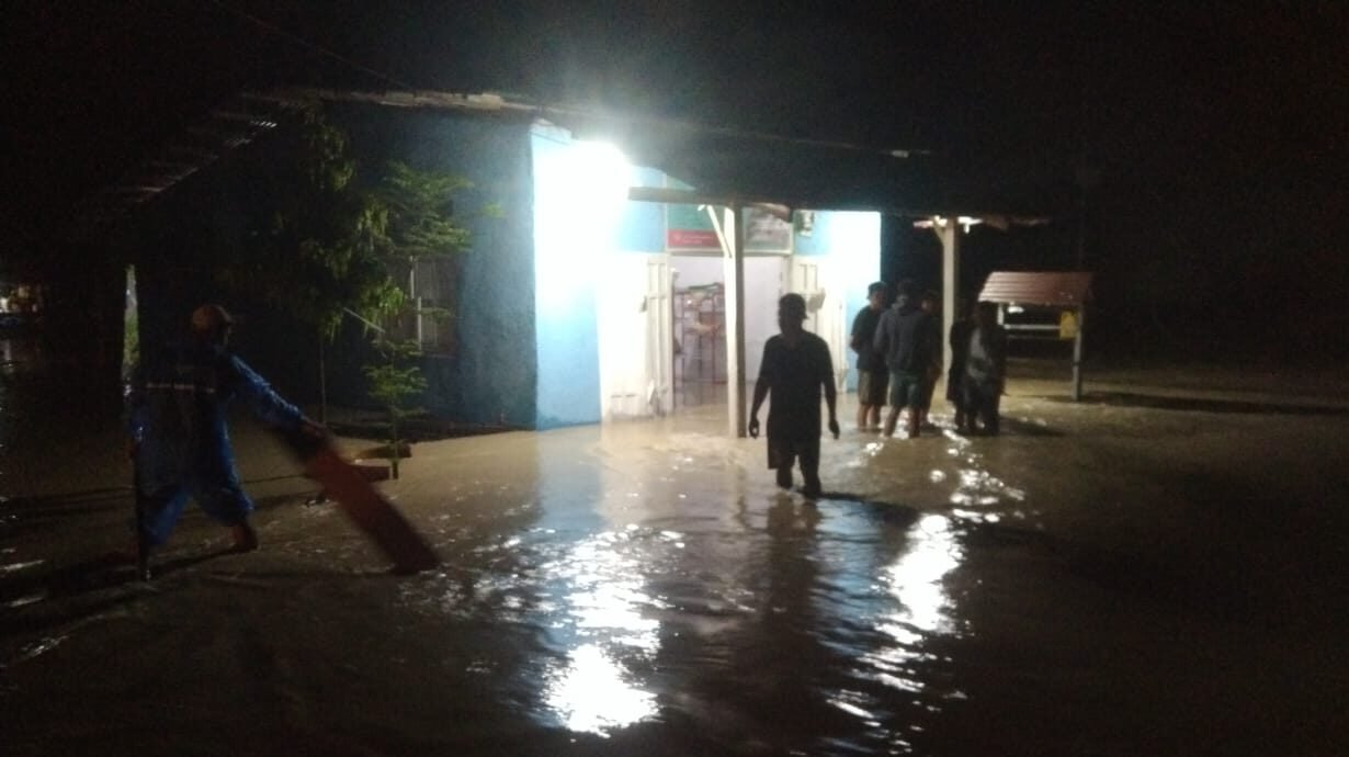 Kondisi jalan dan permukiman warga di Kabupaten Malaka, Nusa Tenggara Timur yang terendam banjir pada Sabtu (25/4). Sebanyak 647 unit rumah terendam.
