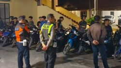 Aparat gabungan dari Forkopimcam, Satlantas Polres Sambas, dan warga saat mengamankan puluhan sepeda motor berknalpot brong di kawasan Desa Dalam Kaum.