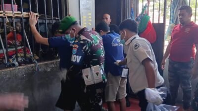 Aparat penegak hukum gabungan dari unsur TNI, Polri, dan BNN saat bersinergi melakukan penyisiran di blok hunian warga binaan Rutan Kelas IIB Sanggau.