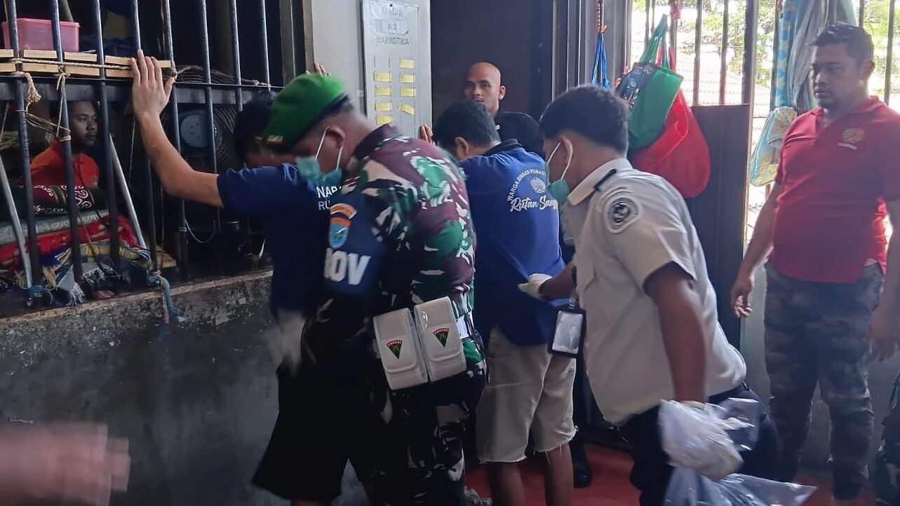 Aparat penegak hukum gabungan dari unsur TNI, Polri, dan BNN saat bersinergi melakukan penyisiran di blok hunian warga binaan Rutan Kelas IIB Sanggau.