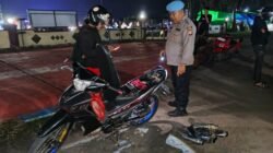 Personel kepolisian Polsek Kembayan saat melakukan penindakan tegas terhadap kendaraan bermotor yang menggunakan knalpot bising tidak berstandar teknis.
