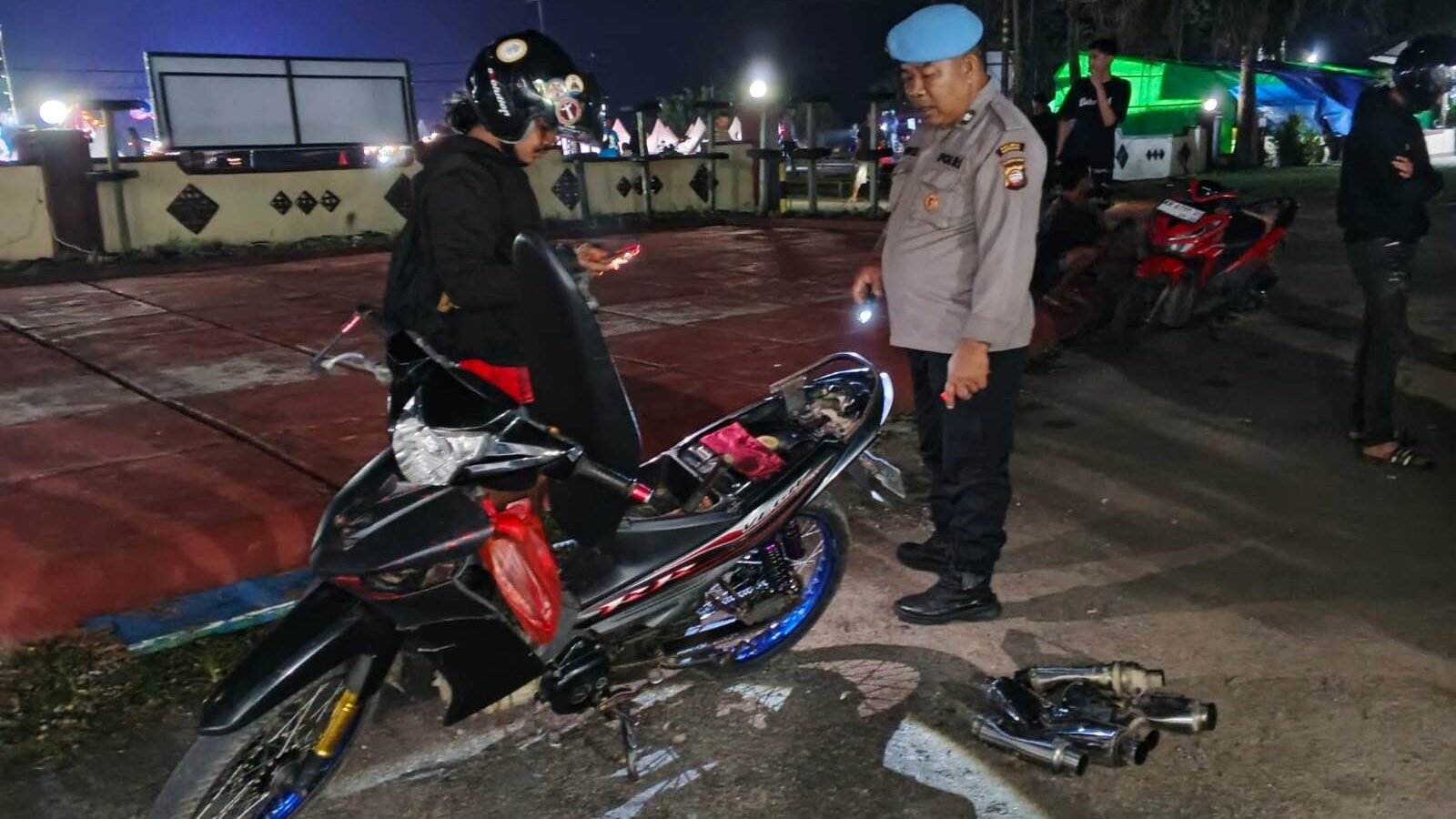 Personel kepolisian Polsek Kembayan saat melakukan penindakan tegas terhadap kendaraan bermotor yang menggunakan knalpot bising tidak berstandar teknis.