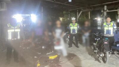 Petugas Satlantas Polres Sekadau melakukan pemeriksaan dan penindakan terhadap kendaraan roda dua yang menggunakan knalpot tidak sesuai spesifikasi teknis di kawasan Kota Sekadau.