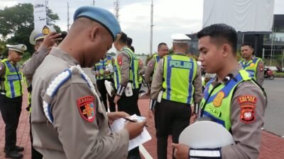 Personel Seksi Profesi dan Pengamanan Polres Kubu Raya saat melakukan pemeriksaan kelengkapan surat kendaraan dan identitas anggota Satlantas secara mendadak.
