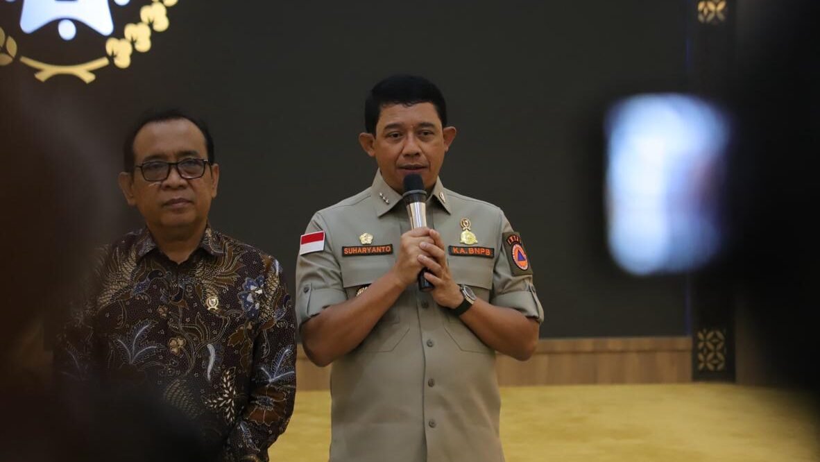 Kepala BNPB Letjen TNI Suharyanto saat memaparkan data progres pencairan dana bantuan perbaikan rumah bagi korban bencana.
