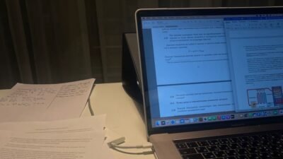 "Mengerjakan skripsi sambil bekerja adalah fase yang menguras fisik dan mental. Lagu Secukupnya dari Hindia menjadi potret realita dan pelukan hangat bagi para mahasiswa."