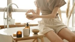 "Terjebak hujan saat akhir pekan? Simak 5 rekomendasi agenda weekend seru di dalam rumah, mulai dari movie marathon hingga home cooking agar liburan tetap asyik. "