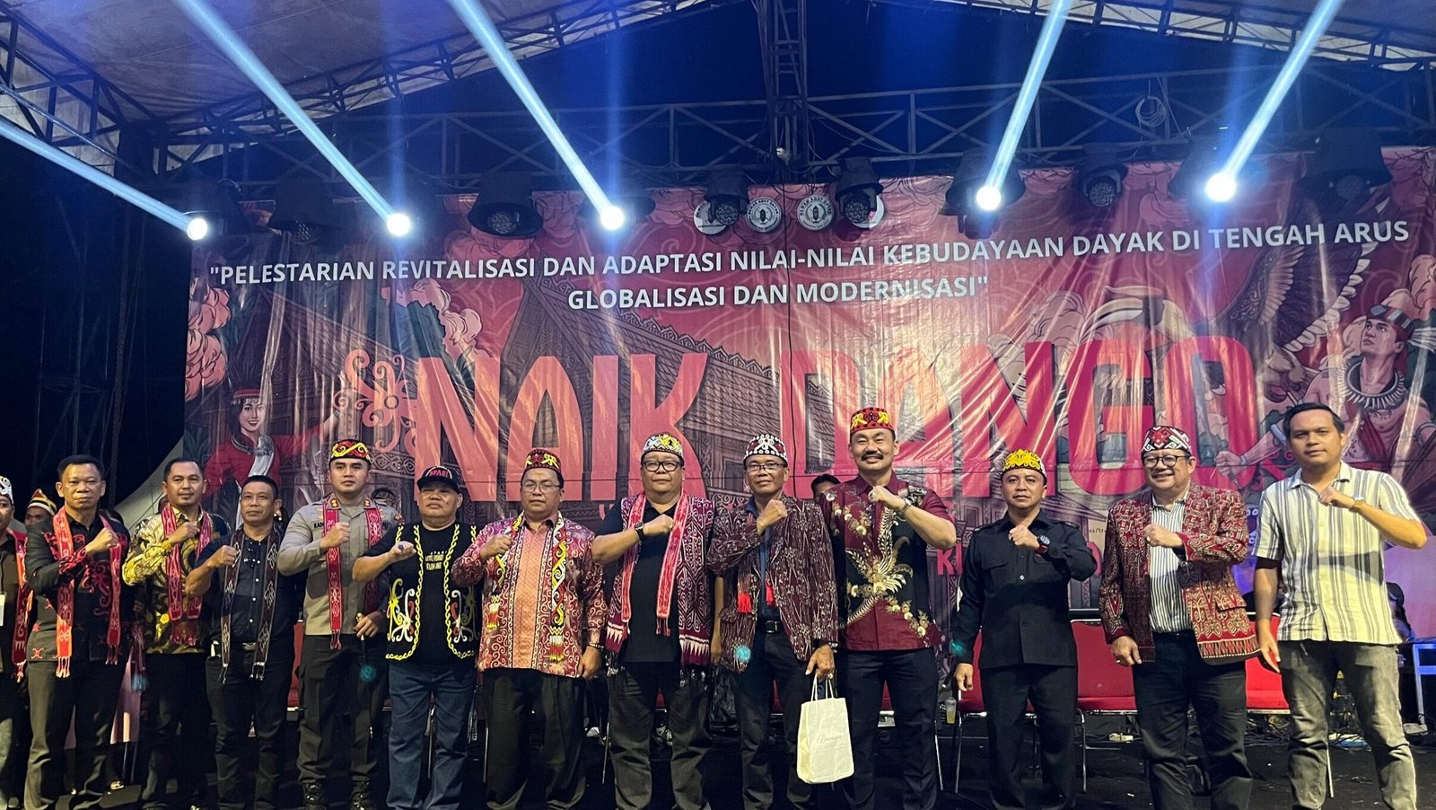 "Ribuan masyarakat Dayak dari Kubu Raya, Landak, dan Mempawah tumpah ruah di Desa Lingga rayakan Naik Dango ke-41 sebagai wujud syukur kepada Jubata."