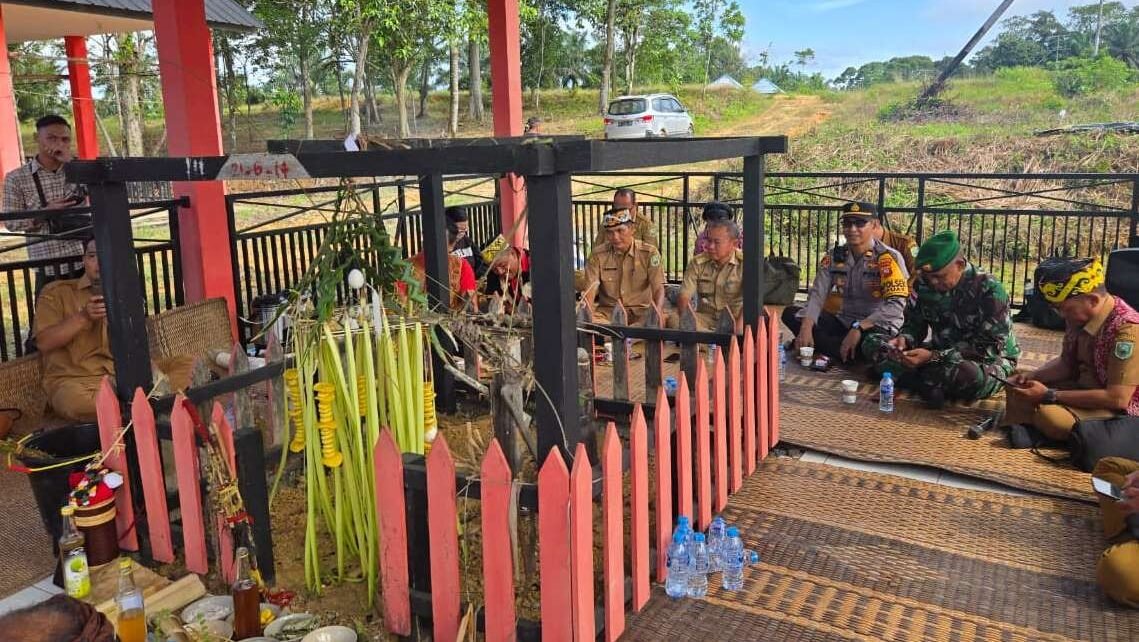 Suasana pelaksanaan ritual adat Pedagi Macant Nyawi dan Nek Lanai di Rumah Betang Dori Mpulor dalam rangka peringatan Hari Jadi Kota Sanggau ke-410.