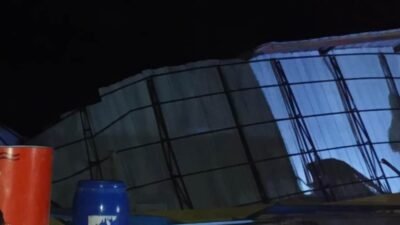 Puing-puing reruntuhan tiga unit rumah toko (ruko) di Kecamatan Mukok, Kabupaten Sanggau, yang ambruk rata dengan tanah akibat pergeseran struktur tanah.