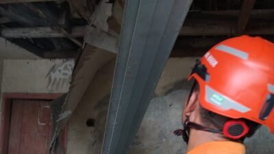 BNPB mencatat ratusan rumah dan fasilitas umum di Jawa Barat rusak akibat angin kencang. Akses jalan di beberapa wilayah sempat lumpuh tertutup pohon. (Dok: HO/Faktakalbar.id)