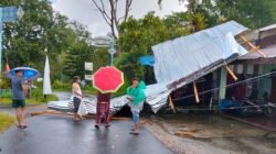 Kondisi rumah warga di Desa Bintang Mersada Kabupaten Dairi yang mengalami kerusakan pada bagian atap usai diterjang hujan dan angin kencang.