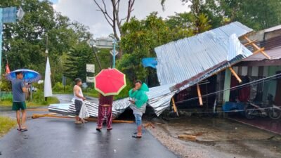 Kondisi rumah warga di Desa Bintang Mersada Kabupaten Dairi yang mengalami kerusakan pada bagian atap usai diterjang hujan dan angin kencang.