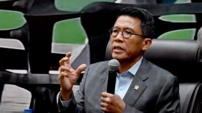 "Kurs rupiah tembus Rp17.000 per dolar AS. DPR peringatkan potensi kenaikan harga mi instan dan pangan impor seperti gandum, kedelai, dan daging."
