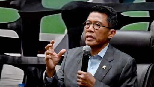 "Kurs rupiah tembus Rp17.000 per dolar AS. DPR peringatkan potensi kenaikan harga mi instan dan pangan impor seperti gandum, kedelai, dan daging."