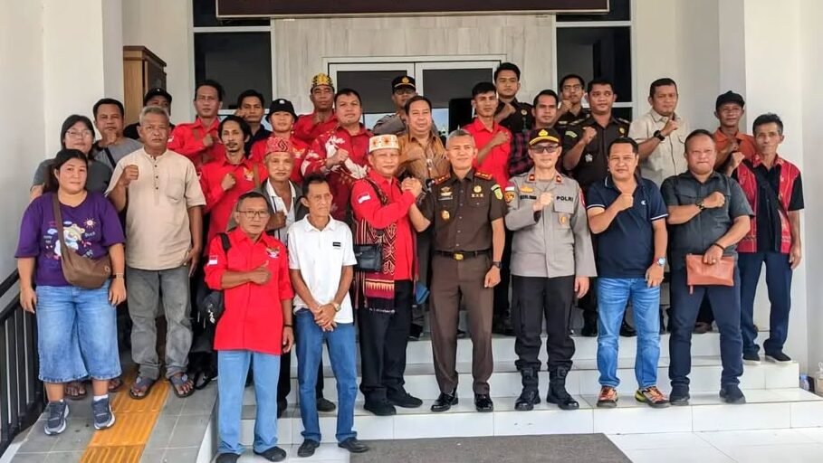 Sejumlah anggota organisasi Satria Borneo Raya saat mendatangi Kantor Kejaksaan Negeri Kapuas Hulu guna mengawal proses hukum perkara tambang ilegal.